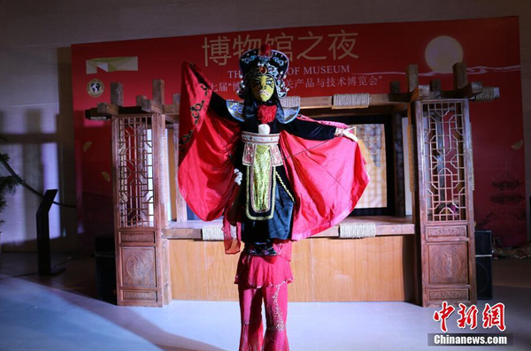 川劇變臉表演,。 鐘欣 攝