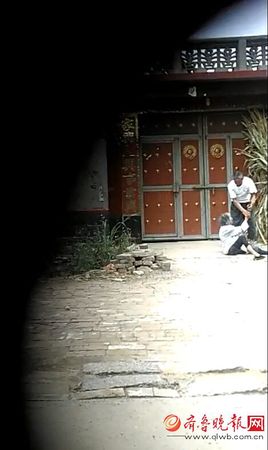 19日,，一段長近2分鐘的“陽信縣水落坡一名老人被兒子毆打”的視頻在網(wǎng)上流傳,，記者證實,，被打老人為陽信縣水落坡鎮(zhèn)侯塢村91歲村民侯德鳳，打人者為其六旬上門女婿孫某,。