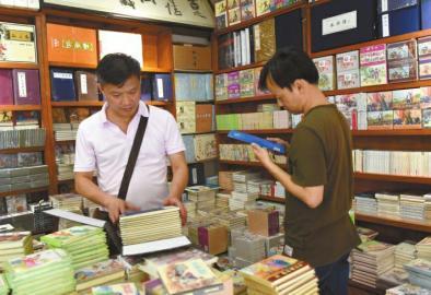 連友”在老劉的店里買書,、看書，樂此不疲,。