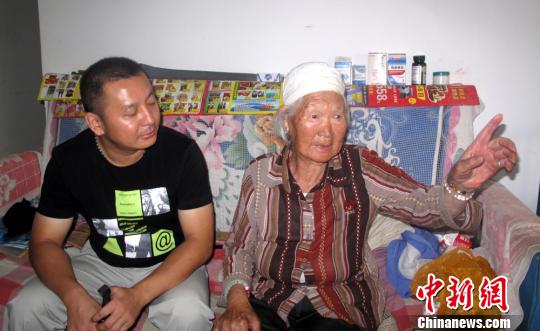 馮大媽向記者介紹何生強(qiáng)照顧社區(qū)老人的情況,。　楊東 攝