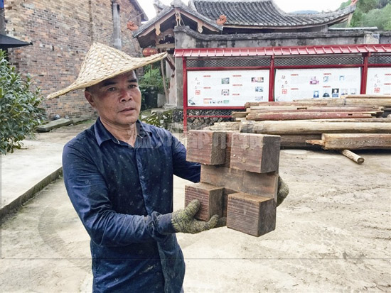 圖為泰順縣筱村鎮(zhèn)玉溪村的村民正在整理搶救回來的文興橋木構(gòu)件,。通訊員 鐘曉波 攝