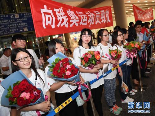 9月20日,，北京建筑大學(xué)學(xué)生代表在首都國際機(jī)場(chǎng)等候殘奧代表團(tuán)抵達(dá),。 新華社記者賀長山攝 圖片來源：新華網(wǎng)