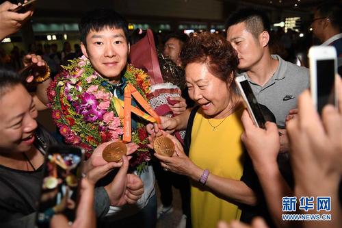 9月20日,，接機(jī)民眾與里約殘奧會(huì)男子乒乓球冠軍葛楊（左二）合影,。當(dāng)日,，里約殘奧會(huì)中國(guó)代表團(tuán)抵達(dá)北京首都國(guó)際機(jī)場(chǎng)，受到接機(jī)民眾的熱烈歡迎,。 新華社記者賀長(zhǎng)山攝 圖片來(lái)源：新華網(wǎng)