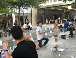 IT男為阻止女友買iphone7,，當(dāng)場下跪1