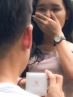 IT男為阻止女友買iphone7,，當(dāng)場下跪2
