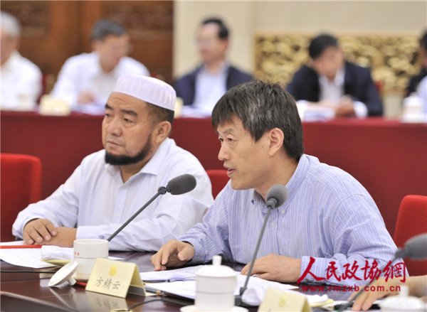 方精云委員（右）在雙周協(xié)商座談會上發(fā)言,。