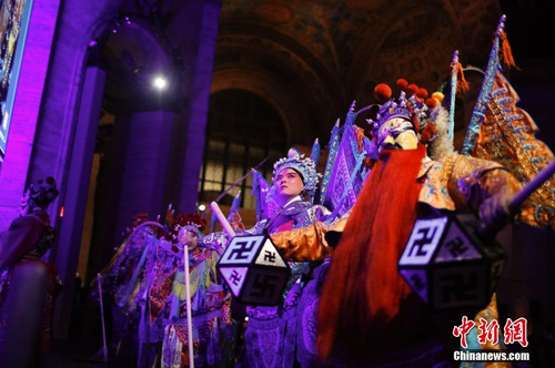 當地時間9月27日晚,，華美協(xié)進社90周年慶典晚宴在紐約舉行,，來自北京的京劇藝術家演出了一場融合了搖滾、說唱的京劇跨界秀獲得現(xiàn)場賓朋喝彩,。 中新社記者 廖攀 攝