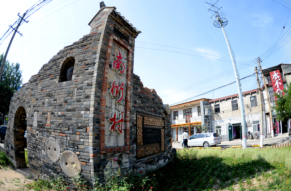 003.jpg充滿鄉(xiāng)土氣息和本土文化的村標(biāo)就是入村見到的第一道風(fēng)景,。
