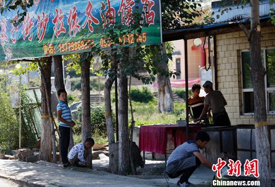 如今沙拉依冬,？巴吾冬當(dāng)起了老板,，雇傭四個(gè)小伙干活?！⊥跣≤?攝