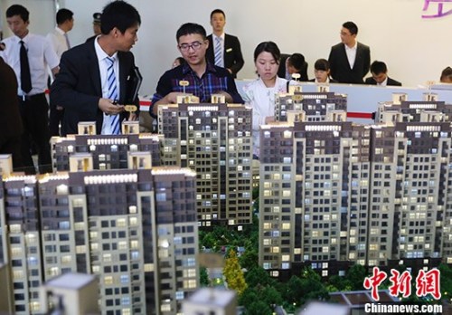  圖為南京市民在一處樓盤售樓處內(nèi)咨詢,。(資料照片) <a target='_blank' href='http://www.chinanews.com/'>中新社</a>記者 泱波 攝 