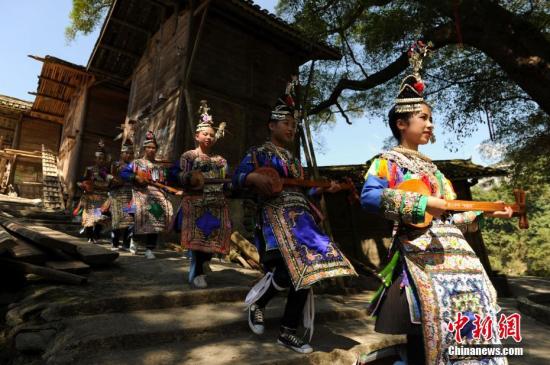 10月3日,，烏公侗寨少女身著盛裝慶祝燒魚節(jié),。 <a target='_blank' href='http://www.chinanews.com/'>中新社</a>記者 賀俊怡 攝