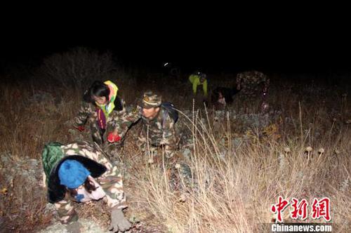 邊防官兵帶領(lǐng)游客走出山崖,?！∈瘯岳ぁz