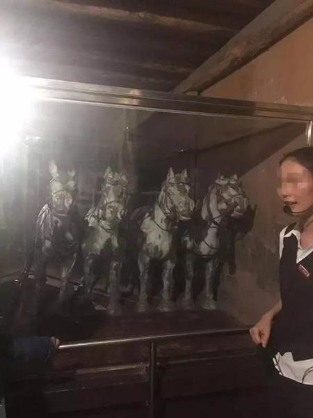 世界八大奇跡館展品：兵馬俑銅車馬（旁邊這位工作人員是真人?。? longdesc=