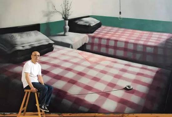 　　張曉剛在北京工作室,，背后是他的作品《綠墻：兩張單人床》（300x500cm, 2008）（圖片來自Wmagazine）