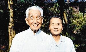 容庚,，生于1894年，1983年去世,。本名肇庚,，字希白，號頌齋,，廣東東莞人,。我國著名的古文字學(xué)家、考古學(xué)家和收藏家,，在篆刻學(xué)方面也有很高造詣,。圖為晚年容庚與夫人。（資料圖片）