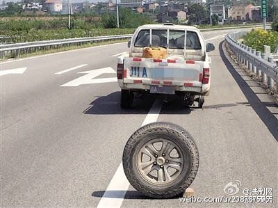 高速路上輪胎跑脫 司機(jī)