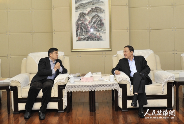 北京市東城區(qū)政協(xié)主席邵鵬（右）與人民政協(xié)報社黨組書記、總編輯周北川