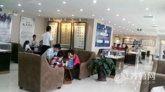 位于濟(jì)寧市萬達(dá)廣場寫字樓21樓,，名叫濟(jì)寧圣雅文化的收藏品公司（視頻截圖）