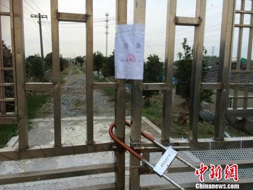 養(yǎng)殖場已經(jīng)全部被封閉起來，據(jù)當?shù)卣块T負責人介紹,，養(yǎng)殖場內(nèi)還有不少養(yǎng)殖的眼鏡蛇,。　李珂 攝
