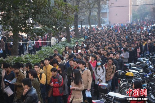 2015年11月29日，在合肥工業(yè)大學考點,，考生排隊進場,。當日，2016年度中央機關及其直屬機構公務員錄用考試公共科目筆試將拉開戰(zhàn)幕,。本次國考,，2.7萬個招錄名額共吸引了近140萬人報名，招考人數創(chuàng)歷史新高,，但是,，平均競爭比卻是5年來最低。本次國考也被稱為“史上最嚴”,，因為《刑法修正案(九)》的實施,，出現組織作弊行為將最高獲刑7年。<a target='_blank' href='http://www.chinanews.com/'>中新社</a>記者 張婭子 攝