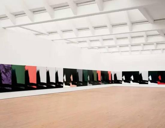 　　《影子》也曾在美國Hirshhorn的環(huán)形展廳進(jìn)行過展示 Installation view of Andy Warhol： Shadows at the Hirshhorn,， September 25， 2011–January 15,， 2012,。 Photo： Cathy Carver。