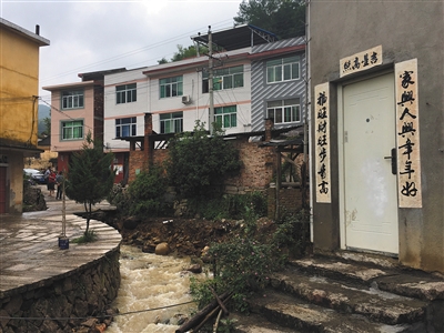 9月29日,，周炳耀家后面的莊里溪,。9月15日,，周炳耀清理涵洞淤塞物時，從橋上落水,。A16-A17版攝影（除署名外）/新京報記者 唐愛琳