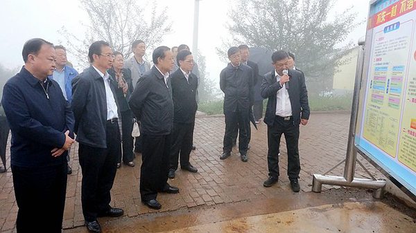 10月8日,，劉曉峰率調(diào)研組在昆明市東川區(qū)烏龍鎮(zhèn)大水井村調(diào)研,，龔建明參加調(diào)研