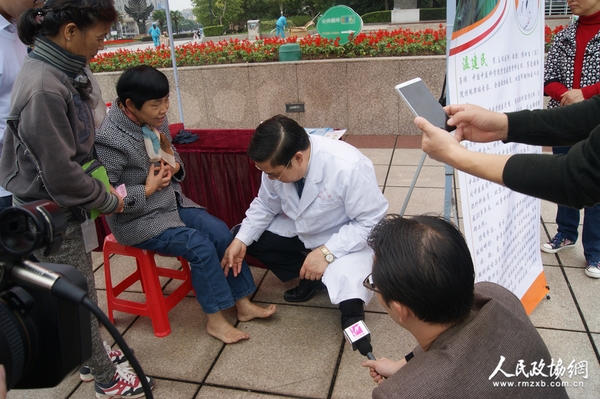溫建民現(xiàn)場為蕪湖市民義診