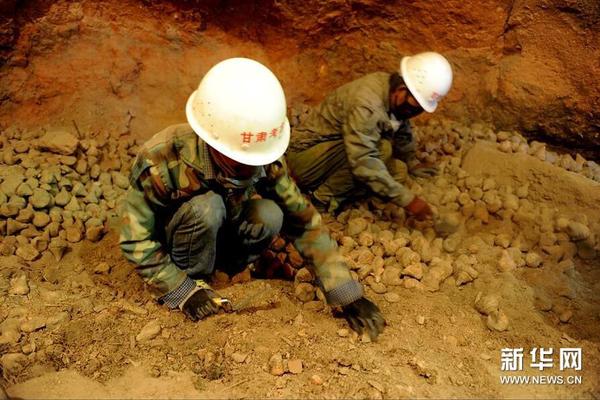 考古人員在亥母寺洞窟遺址內(nèi)進(jìn)行發(fā)掘（10月15日攝）,。新華社記者 連振祥 攝