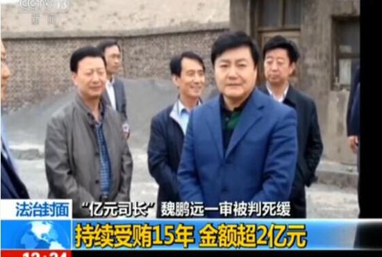 與此同時，辦案人員在房間的壁柜和儲物間里找到了多個拉桿箱和手提袋,，里面裝的也全都是現(xiàn)金,，其中除了人民幣外，還有大量歐元,、美元,、港幣和英鎊,，無法估量現(xiàn)場到底有多少錢,。
