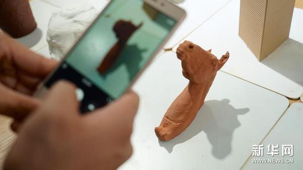 游客在拍攝一個(gè)“馬頭”形狀的3D陶瓷打印作品（10月19日攝）,。