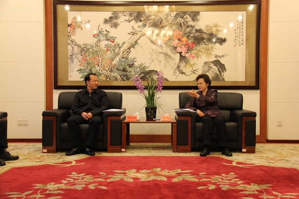 閆小培同酉陽(yáng)縣有關(guān)領(lǐng)導(dǎo)同志座談