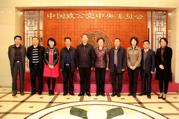 閆小培同酉陽(yáng)縣有關(guān)領(lǐng)導(dǎo)同志合影