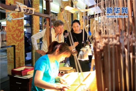Thomas Widdershoven觀看云錦制造過程,。