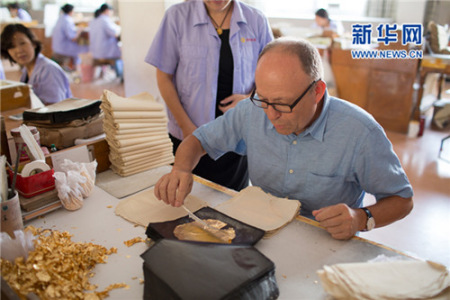 Kim Buck體驗(yàn)金箔制作工藝,。