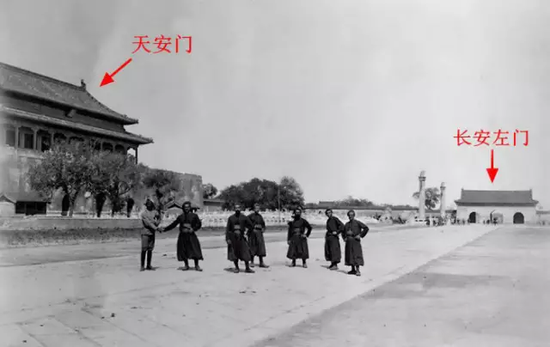 因交通問題，1952年8月將長安左,、右門拆除
