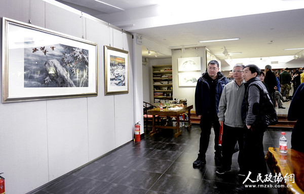 0004A高宏冰雪畫全國(guó)巡回展在京開幕,，嘉賓觀賞冰雪畫作品._副本