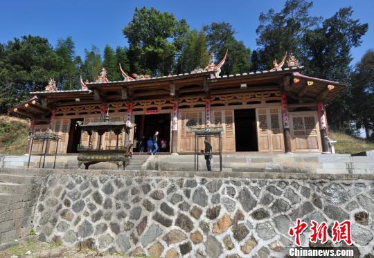 　　圖為在陽春村青龍山下，一座近年返修的“普照堂”即是章公祖師肉身像的供殿,。這20年來,，盡管章公祖師真身被盜，四方信眾仍朝拜如儀,，香火不斷,。　張斌 攝