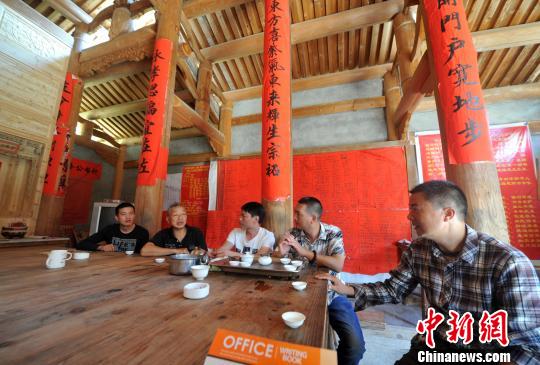 圖為陽春村村民們聚在一起聊章公祖師跨國追討有關(guān)進(jìn)展,?！埍?攝