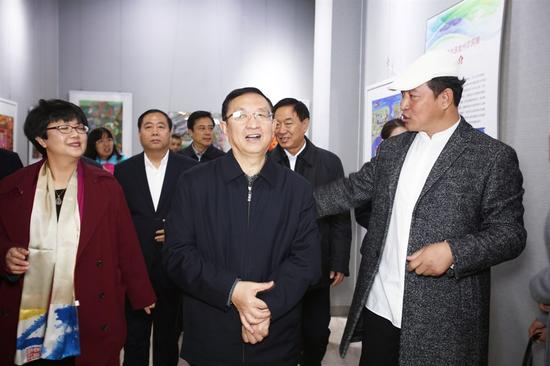 中國農(nóng)民書畫研究會(huì)常務(wù)副會(huì)長畢銘鑫向雒樹剛部長一行介紹