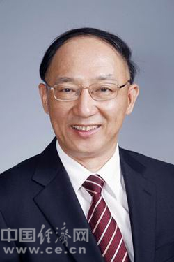 劉鵬,，男,，1951年9月生,，重慶市人,，1979年5月加入中國(guó)共產(chǎn)黨，1969年1月參加工作,，重慶大學(xué)機(jī)械工程系固體力學(xué)專業(yè)研究生畢業(yè),，工學(xué)碩士。