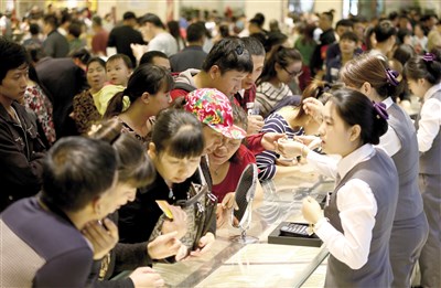 要禁止低價(jià)游、強(qiáng)制購(gòu)物等旅游亂象發(fā)生，必須從根源上改變整個(gè)行業(yè)體系和薪酬規(guī)則 視覺(jué)中國(guó)圖