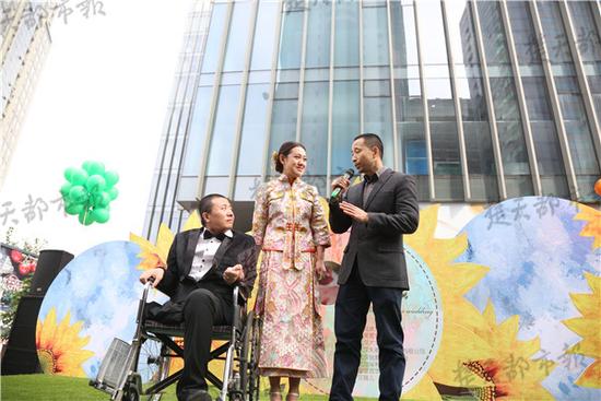 新郎和新娘都是來自東北的“85后”，去年在黃石相識相愛,，今年2月領證結婚,，打算5月辦婚禮。不料一場突如其來的災難,，讓男孩永遠失去了右腿,。女孩辭掉工作在醫(yī)院七個多月陪護寸步不離。昨日,，兩人在醫(yī)護人員的安排和見證下,，舉辦了一場姍姍來遲的婚禮。