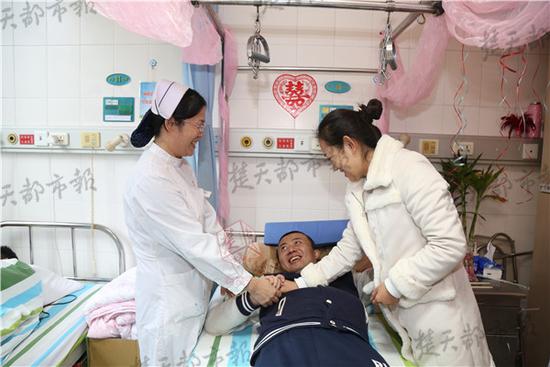從一個1米85的帥小伙,，成為一名失去右腿,，只能靠輪椅生活的殘疾人。脫離生命危險后的一個星期,，遭受打擊的李貴君變得消沉,，常常坐在病床上沉默不語胡思亂想?！拔曳椿诹?，我們離婚吧，我不能拖累你,?！崩钯F君含著淚，對守在病床邊的榮暢小聲說,。