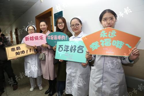 10月27日,，榮暢第一次穿上了一身白紗，和李貴君在病房里拍攝婚紗照,。從上午一直拍到晚上,。兩人不約而同的表示，這是半年多來最開心的一天,。