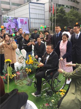 除了親友和醫(yī)護(hù)人員,，病區(qū)十余位病友也送來(lái)祝福。醫(yī)院骨科的病友,，曾經(jīng)跟隨“小蘋果”節(jié)奏在病床上起舞,，感動(dòng)千萬(wàn)網(wǎng)友的雙腿截肢男孩小海峰（本報(bào)曾報(bào)道），也通過(guò)視頻向他們表達(dá)祝福：“叔叔阿姨你們一定要有信心,，我和媽媽一起祝你們新婚快樂(lè),，永遠(yuǎn)幸福！”