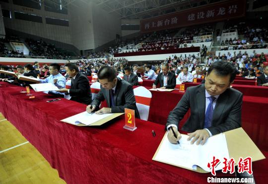 圖為舉行項(xiàng)目簽約活動(dòng)?！埍?攝