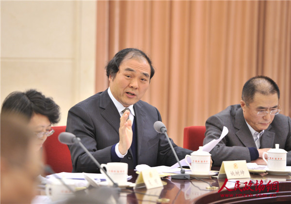 姚樹坤委員（中）在雙周協(xié)商座談會(huì)上發(fā)言,。