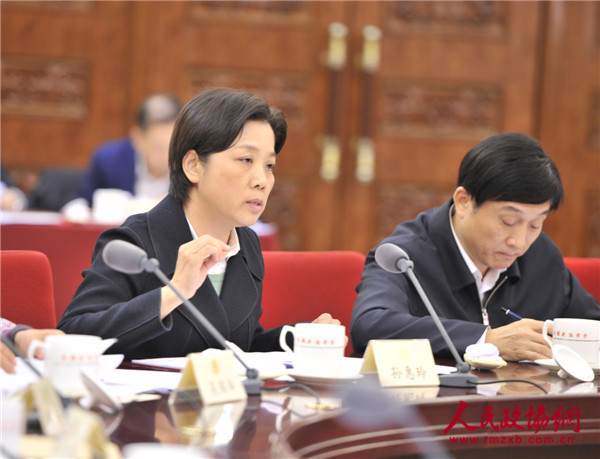 孫慧玲委員（左）在雙周協(xié)商座談會(huì)上發(fā)言,。