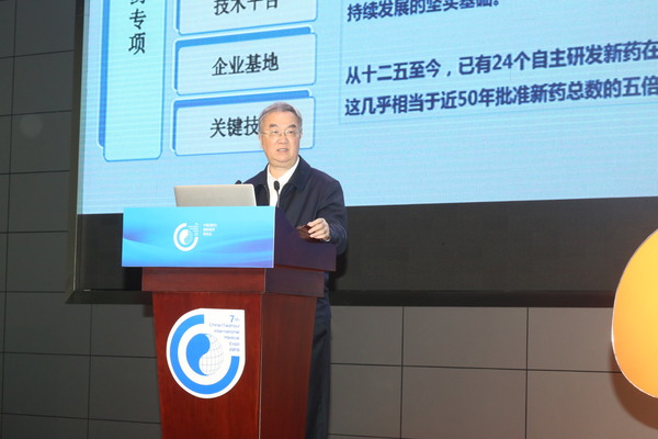 一,、十一屆全國(guó)人大常委會(huì)副委員長(zhǎng)桑國(guó)衛(wèi)在作主旨發(fā)言,。攝影　 顧俊 劉燕